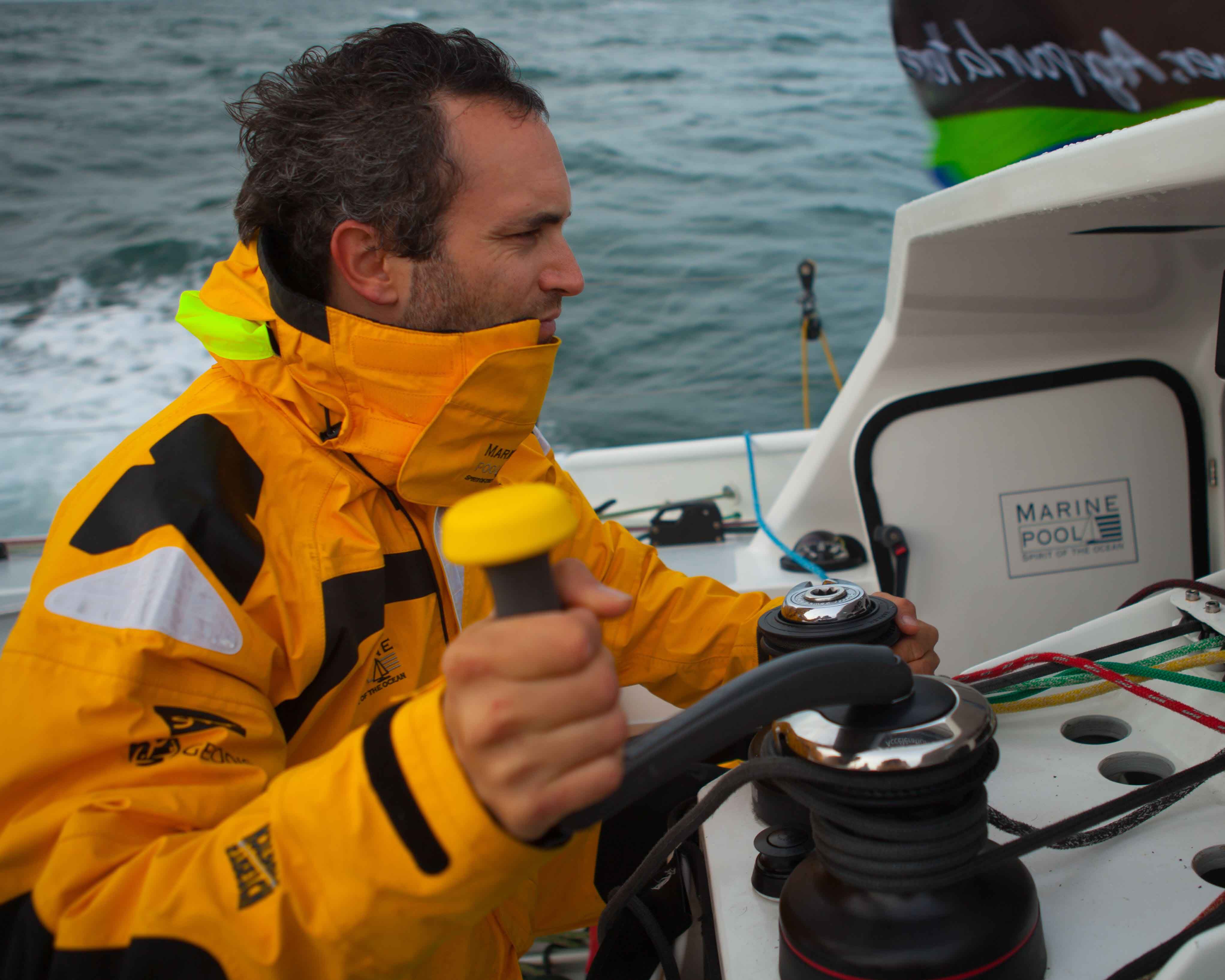 Offshore Segler, der die Hobart 5 Jacke trägt
